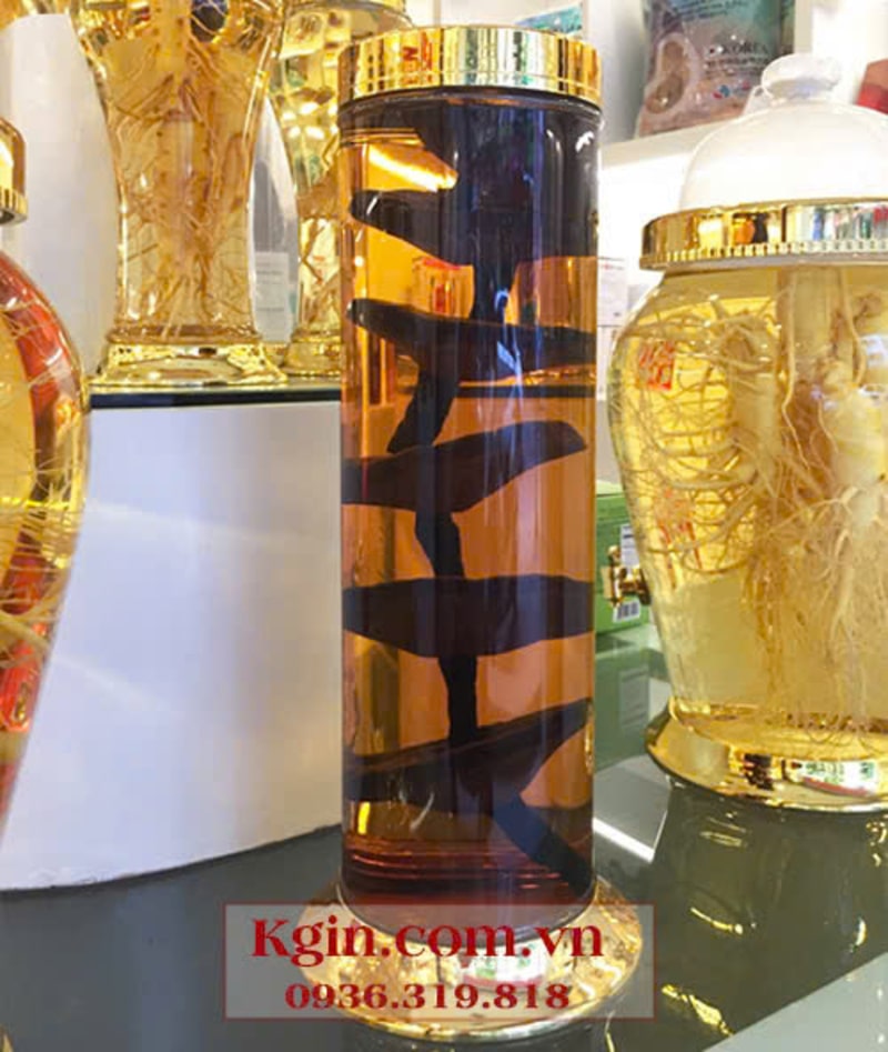 Rượu nấm linh chi tươi sau khi ngâm có màu đẹp, thơm nhẹ và được sử dụng như một loại rượu thuốc bổ tự nhiên.