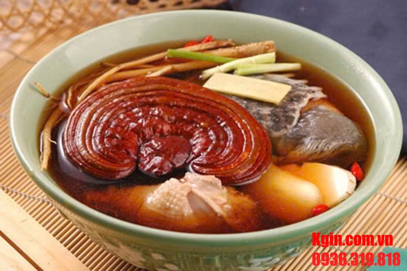 Canh hầm nấm linh chi kết hợp dược liệu là món ăn bổ dưỡng, giúp hồi phục sức khỏe hiệu quả cho người bệnh và người suy nhược.