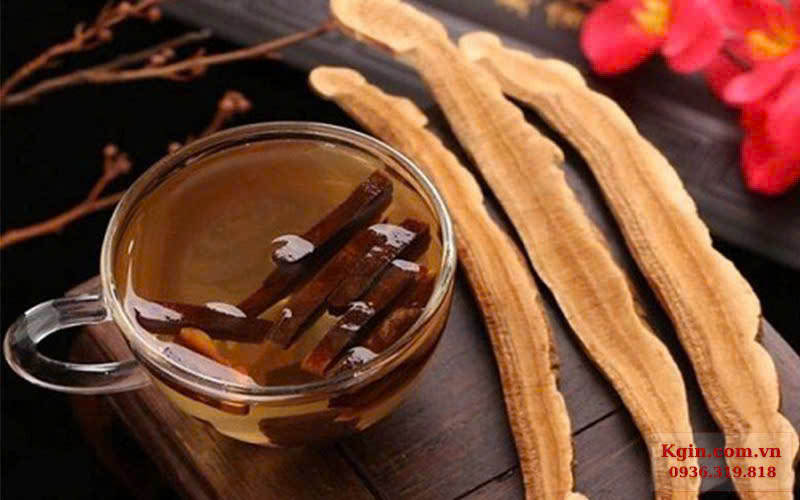 Sắc nước nấm linh chi tươi giúp chiết xuất dược chất tự nhiên, dễ uống và mang lại nhiều lợi ích cho sức khỏe.